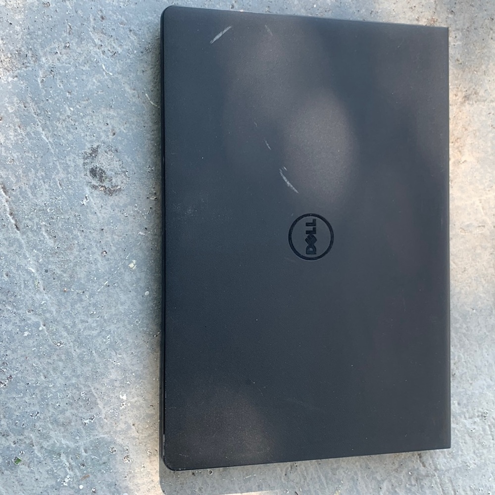 Laptap Dell color black size big